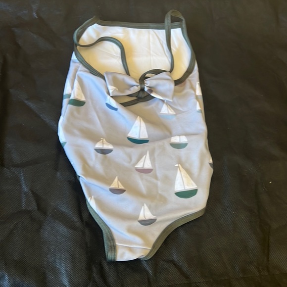 Pearl Street one piece boat - Picture 1 of 1